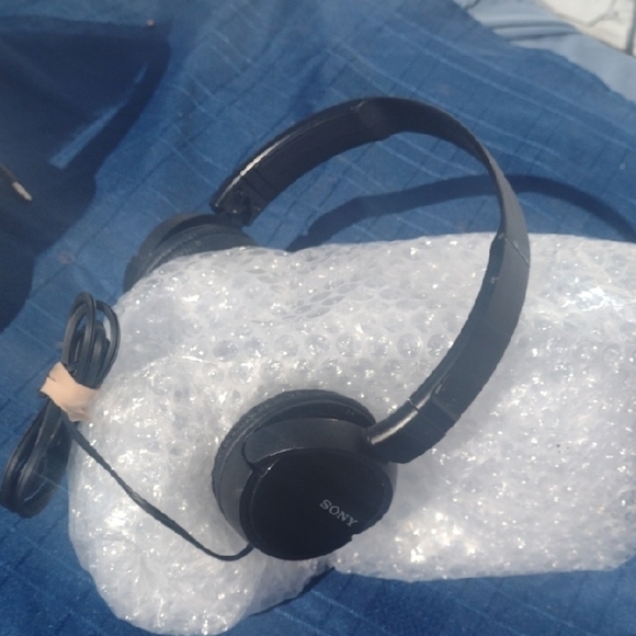 Sony 1-7-1Black Wired Headphones NWOT - Picture 1 of 3